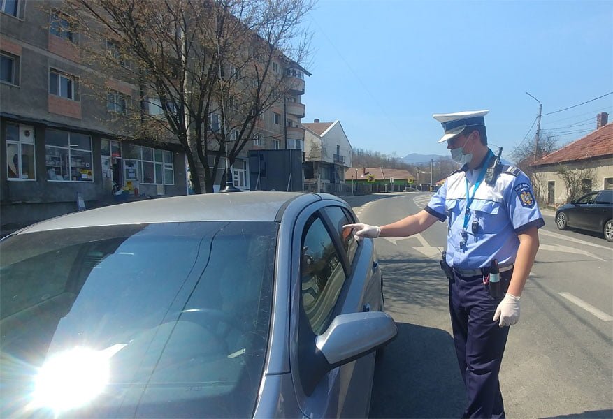 Read more about the article Au pus în pericol circulaţia rutieră pe drumurile din judeţ