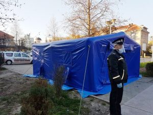 Read more about the article Viziere de protecţie pentru poliţiştii locali şi angajaţi ai serviciilor din Primăria Deva, donate de o firmă din Bretea Română!