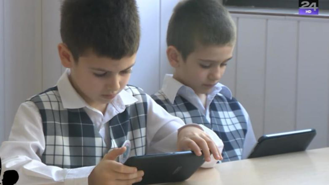 Read more about the article Circa 250.000 de elevi din România nu au acces la tehnologie online