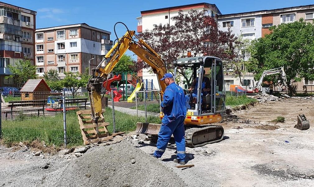Read more about the article Continuă lucrările edilitare în municipiul de pe Cerna