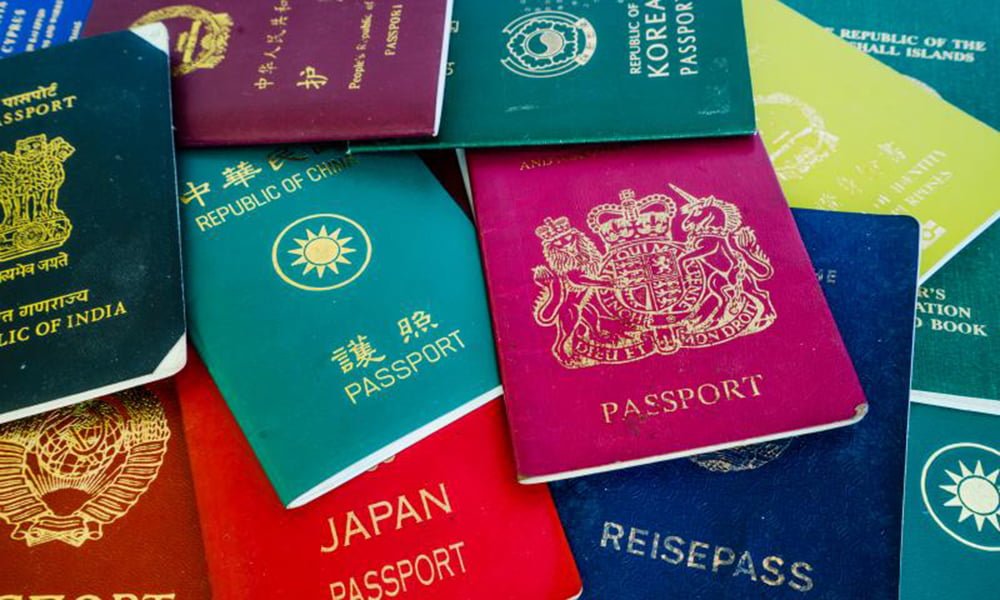 Read more about the article De ce diferă culorile paşapoartelor în funcţie de ţara care le emite?