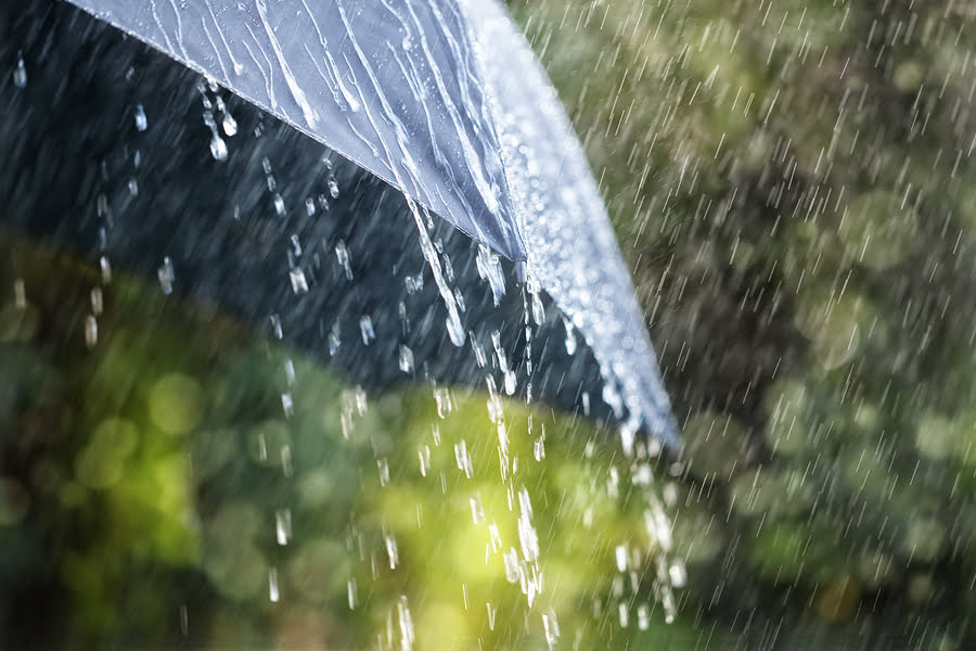 Read more about the article ANM: Vara începe cu ploi. Până miercuri, în toată țara vor fi averse, vijelii și grindină