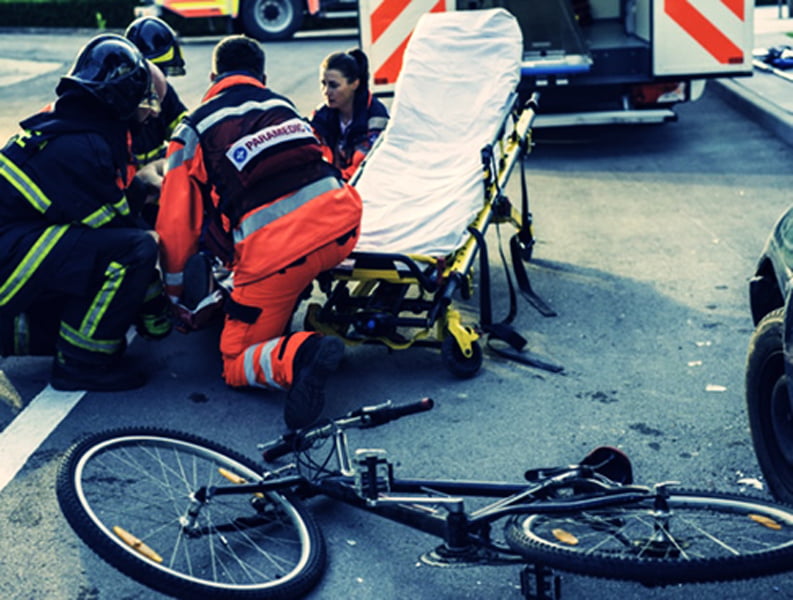 Read more about the article Accident rutier în centrul Devei: Un biciclist a ajuns la spital