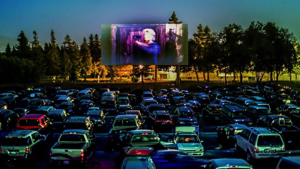 Read more about the article Clujul va avea Cinema Drive-In! Seri de filme din mașină