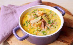 Read more about the article Reţeta zilei: Ciorbă de fasole păstăi cu afumătură
