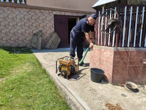 Read more about the article Vața de Jos: Decolmatarea fântânilor din gospodăriile afectate de inundaţii