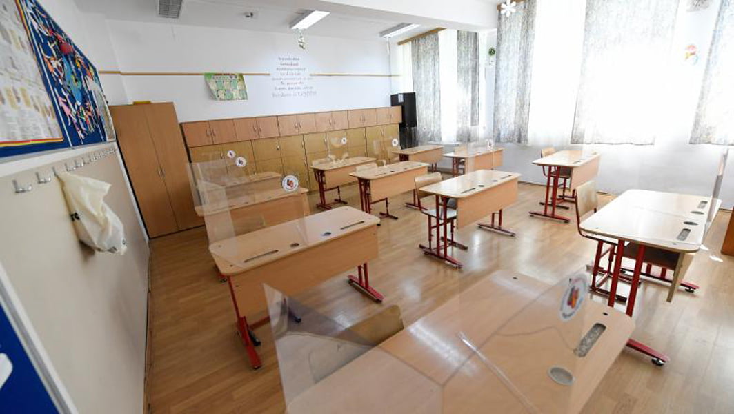 Read more about the article Ministerul Educaţiei: Cursuri suspendate în 542 de clase, din cauza infectărilor cu Covid-19
