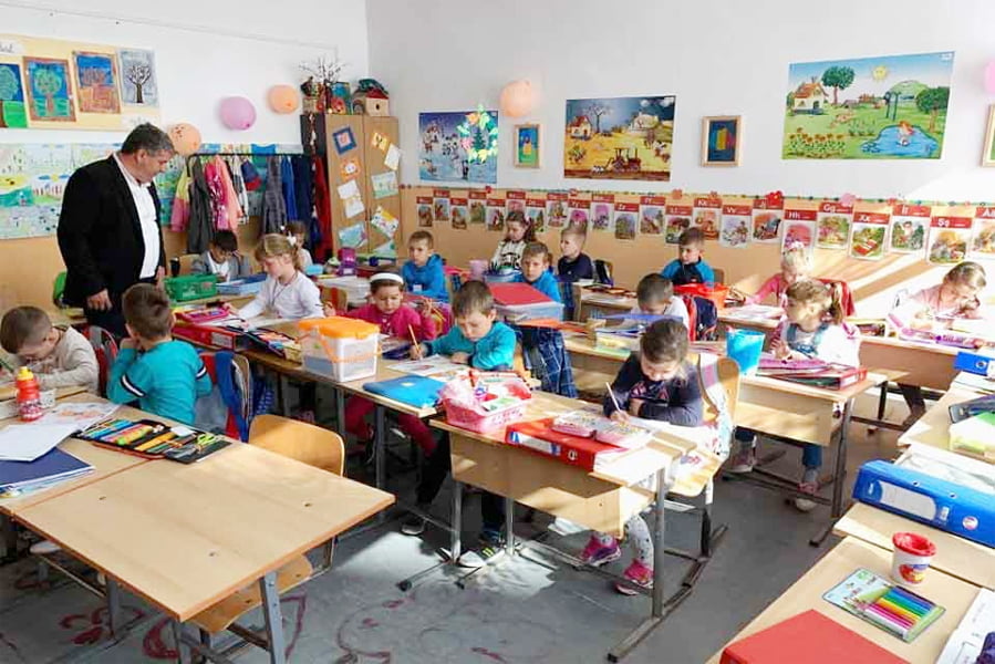 Read more about the article Elevii și copii de grădiniță din comuna Bistra primesc sprijin pentru rechizite și îmbrăcăminte