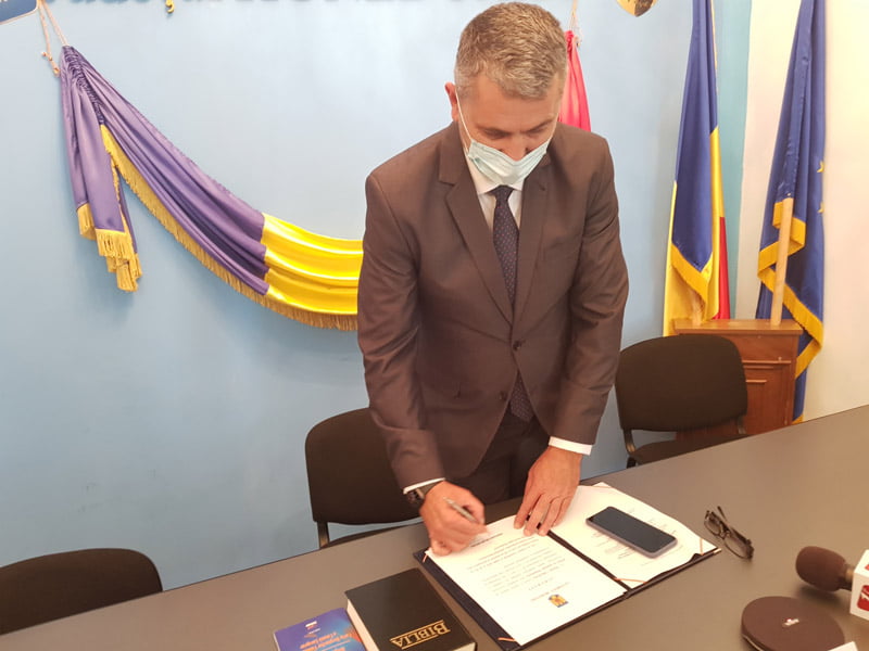 Read more about the article Noul prefect al județului Hunedoara, Petru Călin Marian, a depus astăzi jurământul.
