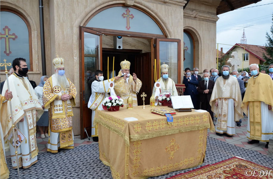 Read more about the article Biserica parohiei Simeria-Biscaria a fost târnosită