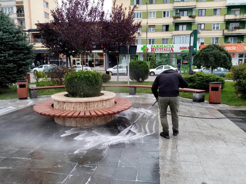 Read more about the article Acțiune de igienizare în Piața Victoriei