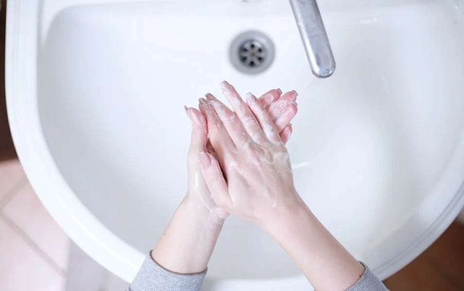 Read more about the article Câte ore rezistă noul coronavirus pe piele. De ce este importantă spălarea mâinilor în combaterea pandemiei