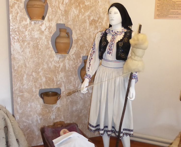 Read more about the article Furca de tors și fusul, obiecte din Expoziţia de Istorie Locală şi Etnografie Brad