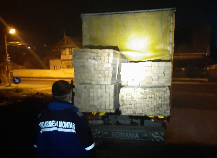 Read more about the article Transporturi ilegale de material lemnos. Jandarmii au aplicat amenzi în valoare de 8.000 de lei