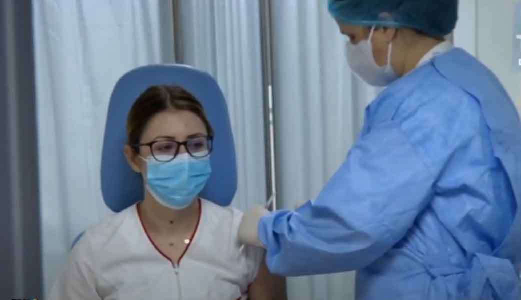 Read more about the article Prima persoană vaccinată în România este asistenta medicală Mihaela Anghel