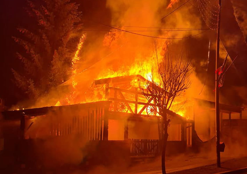 Read more about the article Incendiu puternic, noaptea trecută, la terasa din lemn a unui restaurant din Lupeni