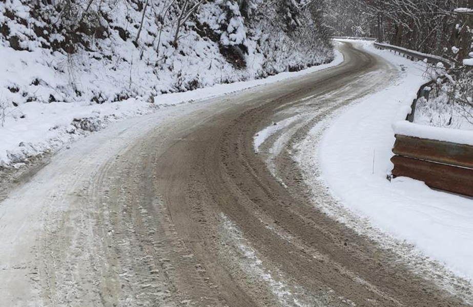 Read more about the article Intervenții pe drumurile județene pentru îndepărtarea zăpezii
