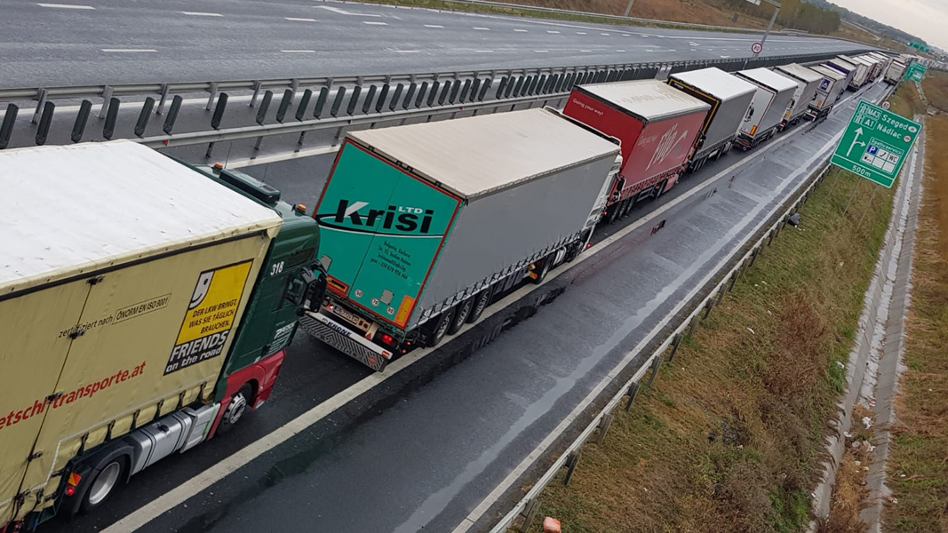 Read more about the article Ore întregi de așteptare pentru șoferii de camioane, la granița cu Ungaria