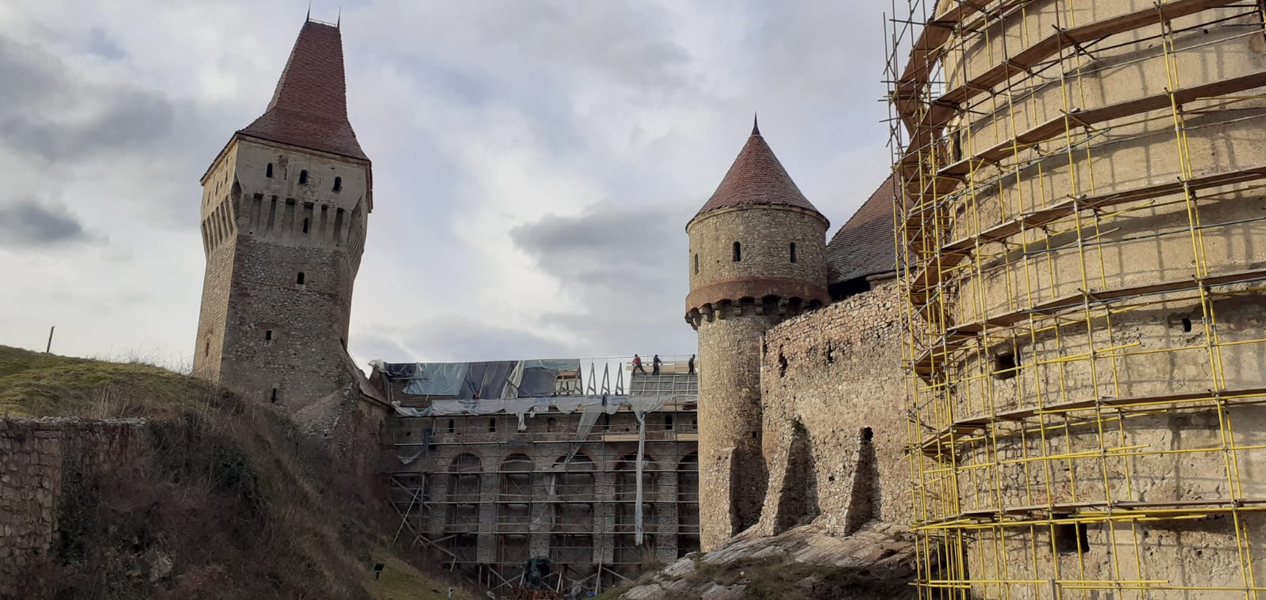 Read more about the article Lucrările de restaurare a Castelului Corvinilor continuă în ritm susţinut