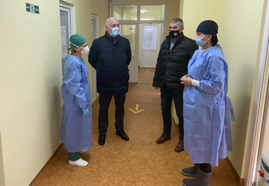 Read more about the article Prefectul judeţului, control la centrul medical de vaccinare de la Călan