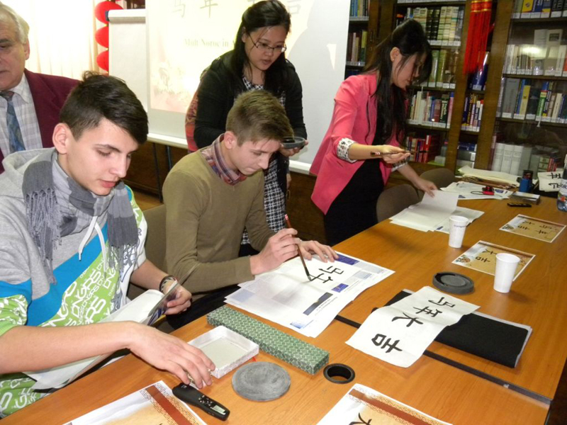 Read more about the article Cursuri de limbă și cultură chineză la Biblioteca Judeţeană