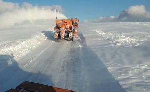 Read more about the article Iarnă grea pe Transalpina. Utilajele CNAIR au intervenit pentru înlăturarea nămeților de pe carosabil