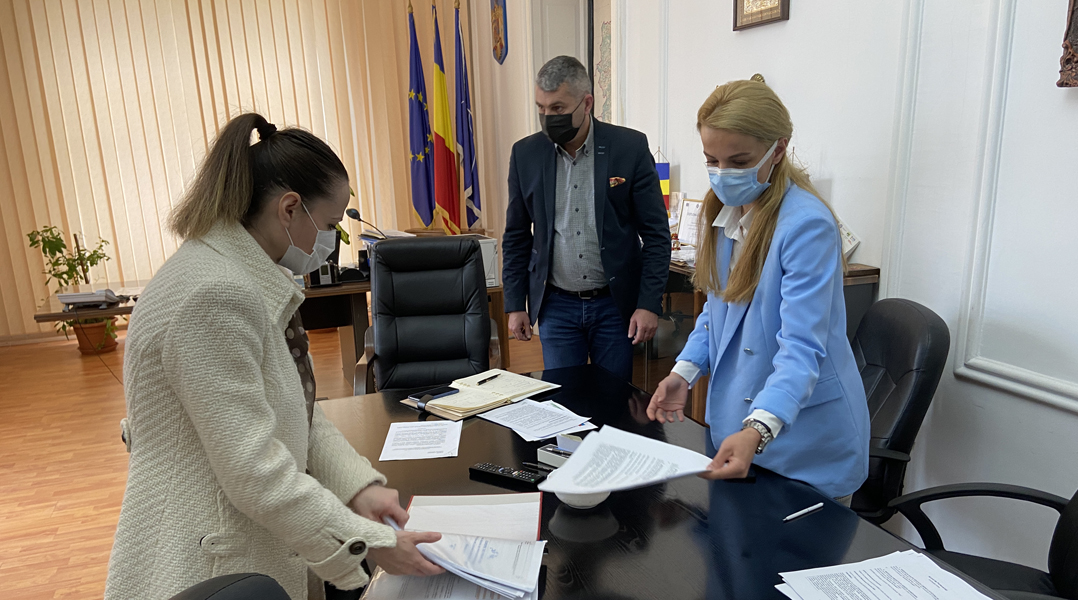 Read more about the article Instituția Prefectului: Acord de parteneriat pentru implementarea Proiectului “Măsuri de creștere a incluziunii și abilitării romilor din județul Hunedoara”