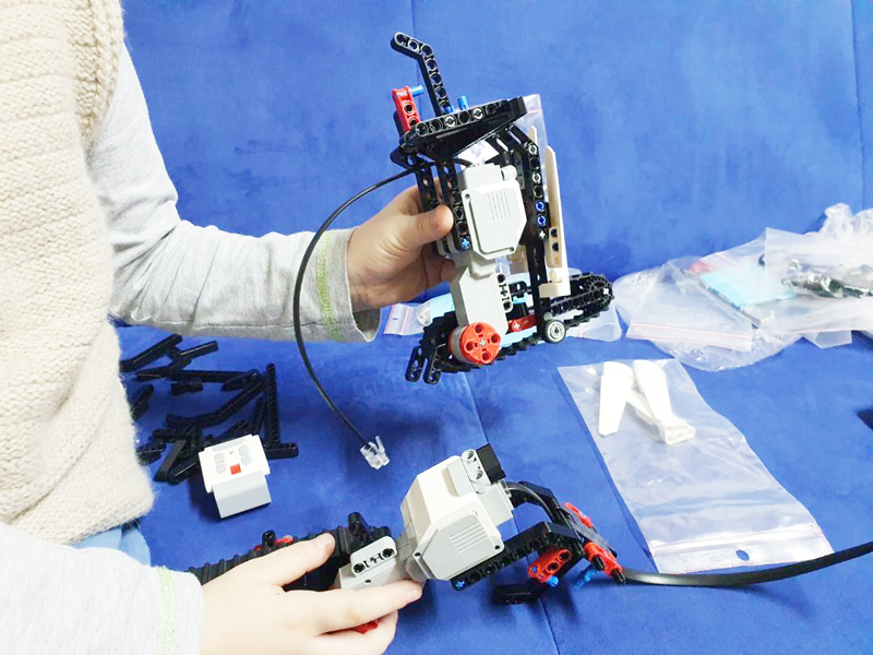 Read more about the article Alphabot Junior – pasiunea pentru roboţi începe în ”pregătitoare”