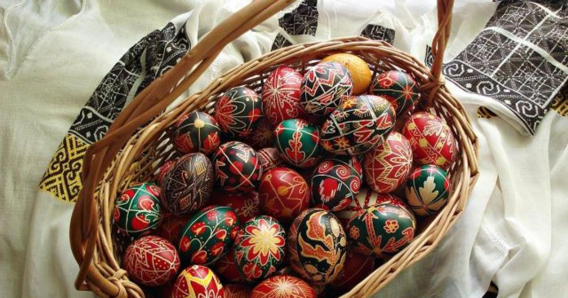 Read more about the article Miniexpoziție “Masa de Paște în zona Zarandului-datina împistririi ouălor”
