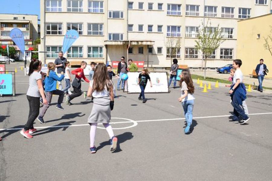 Read more about the article Cîmpeanu: De săptămâna viitoare, în exteriorul şcolii se poate renunţa la obligativitatea purtării măştii