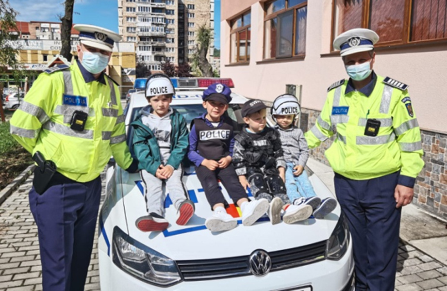 Read more about the article Poliţiştii hunedoreni sunt alături de copii, prin activităţi educaţionale menite să marcheze Ziua Internațională a Copilului
