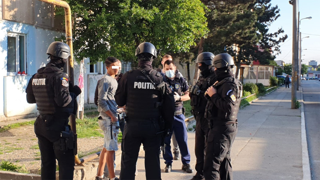 Read more about the article Şase persoane, reţinute preventiv în urma unei razii a poliţiştilor la Hunedoara