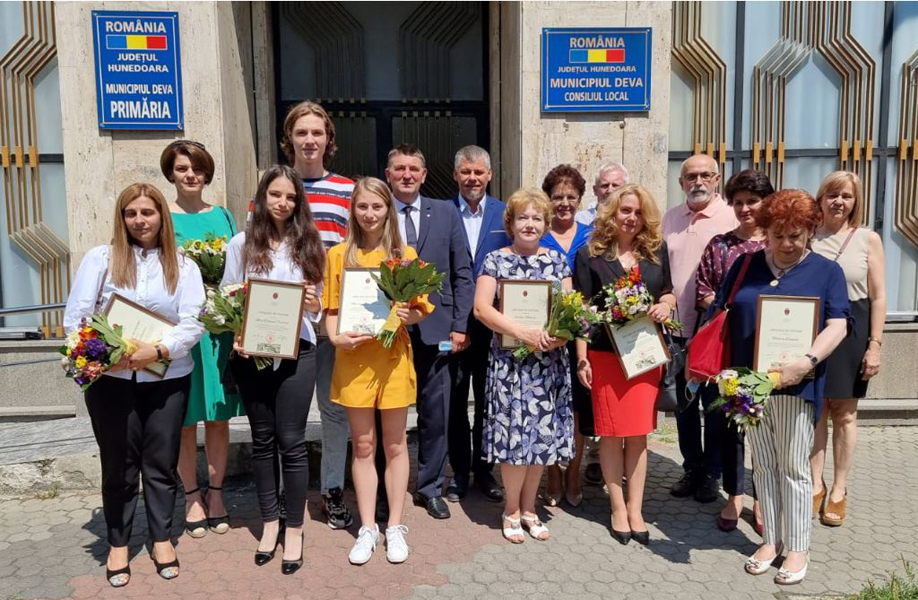 Read more about the article Primăria Deva a premiat astăzi, elevii de nota 10 la Bacalaureat și pe profesorii care i-au pregătit