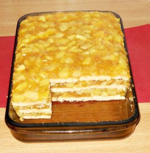 Read more about the article Reţeta zilei: Prăjitură cu mere şi biscuiţi