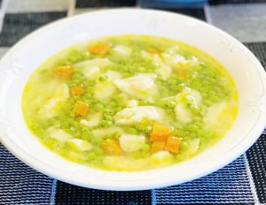 Read more about the article Reţeta zilei: Ciorbă de mazăre cu găluște