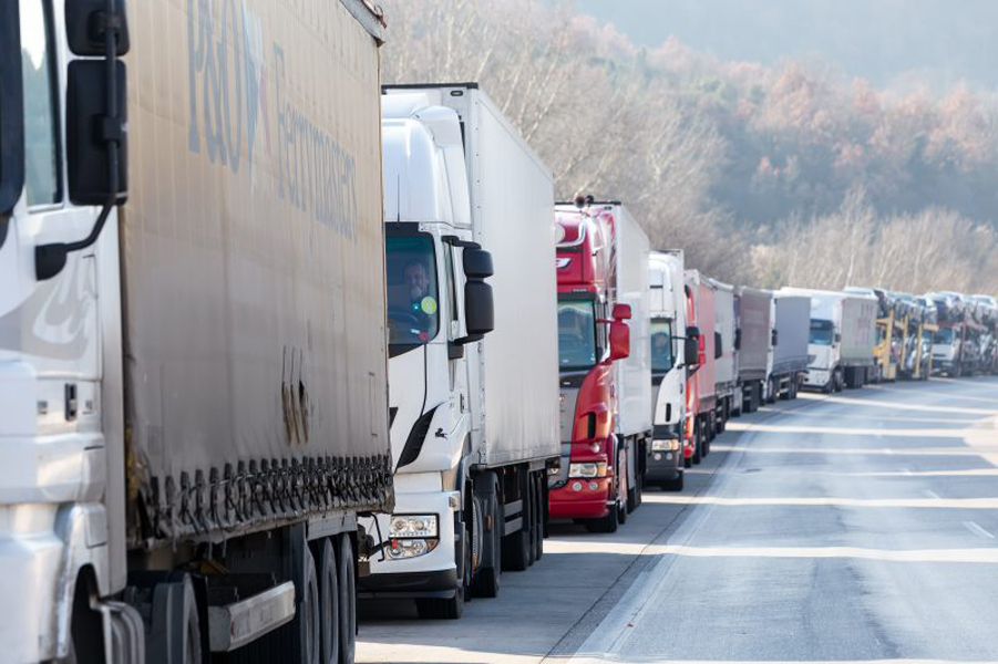 Read more about the article Transportatorii de mărfuri protestează pe șoselele din Oradea și Arad