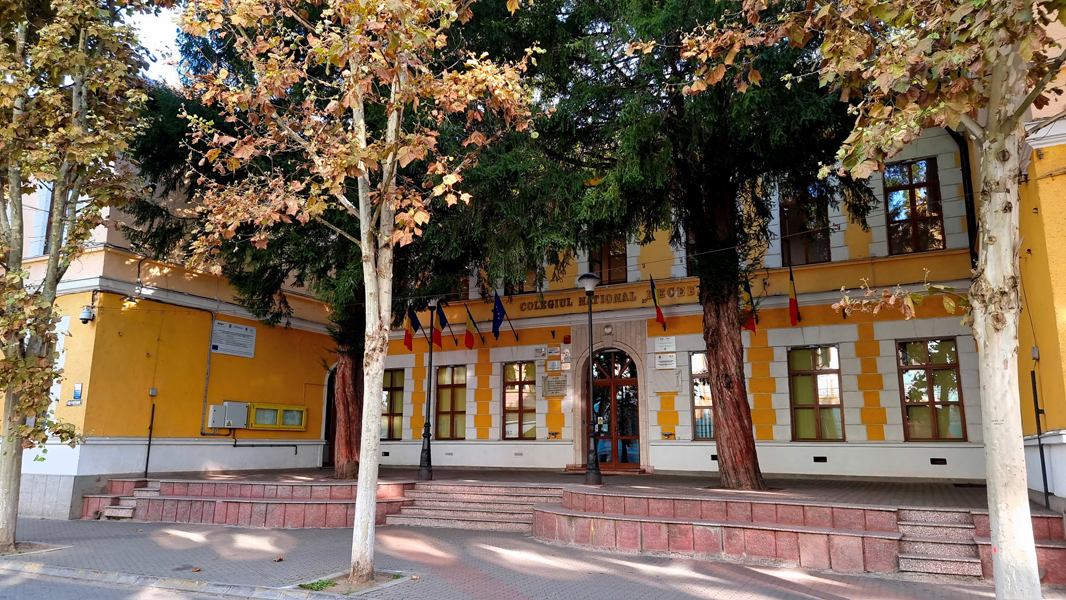 Read more about the article Trei clădiri din Deva, luminate în portocaliu de ”Ziua Mondială pentru Siguranţa Pacientului”