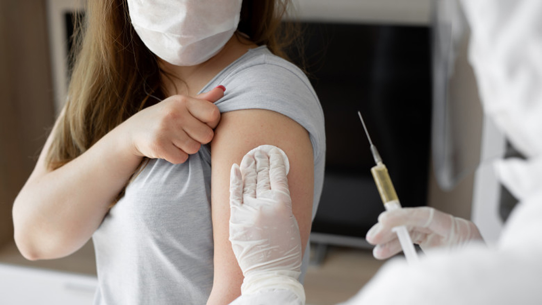 Read more about the article Aproape jumătate dintre locuitorii Devei sunt vaccinaţi
