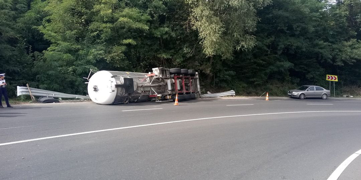 Read more about the article Trafic blocat pe DN76, în apropiere de Vălişoara, din cauza unui accident