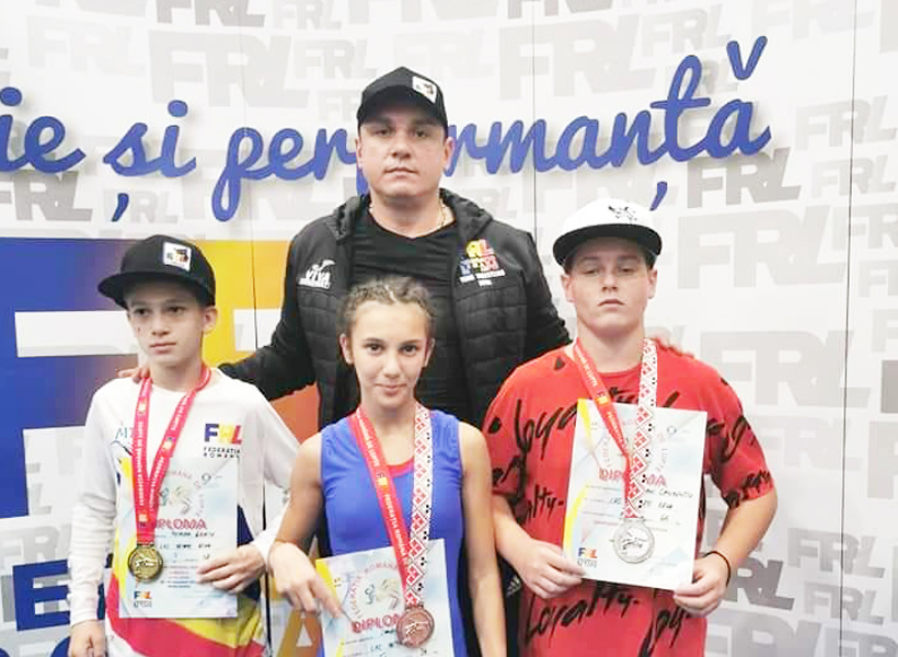 Read more about the article Lupte libere: Medalii strălucitoare pentru luptătorii hunedoreni