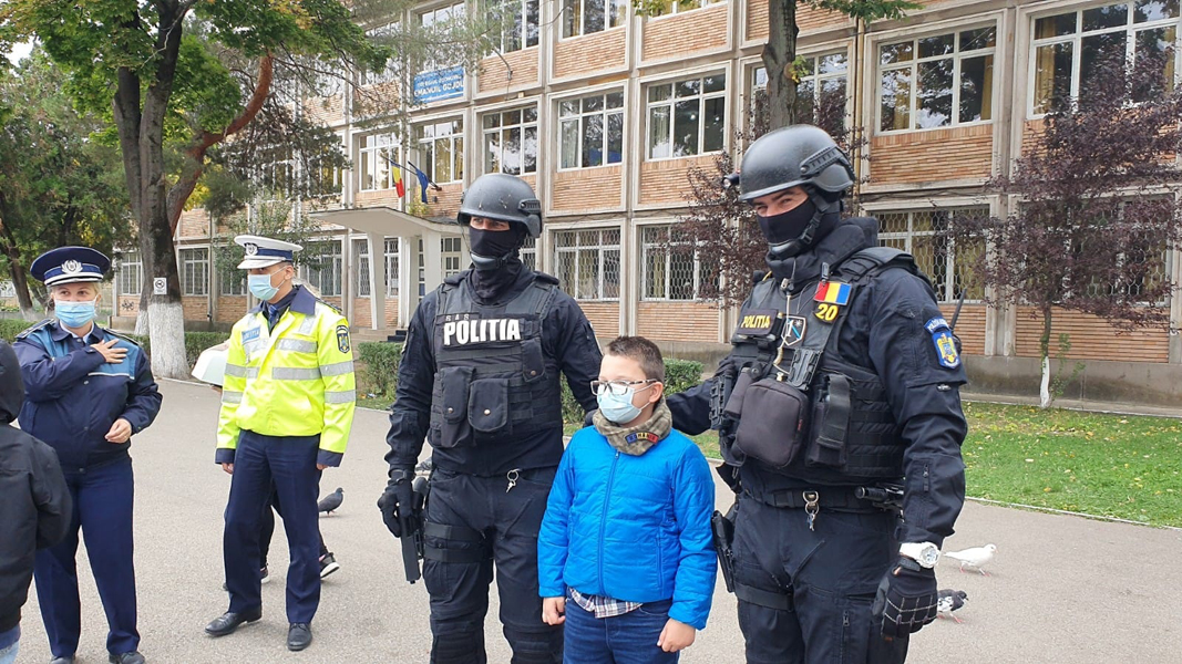 Read more about the article Poliţiştii hunedoreni i-au făcut o surpriză unui băiat în vârstă de 8 ani din Hunedoara
