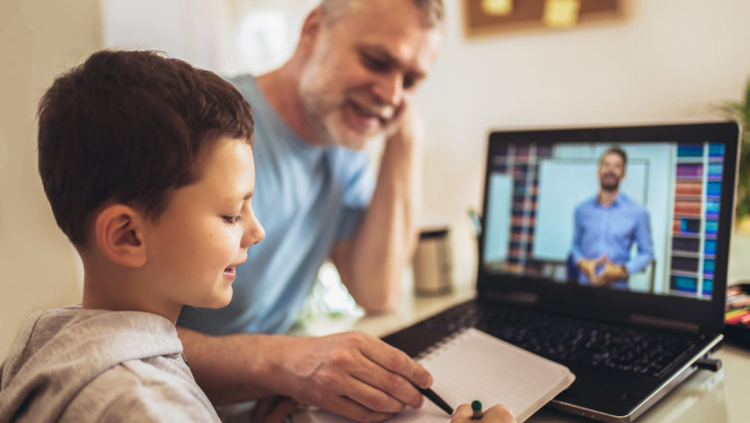 Read more about the article Părinții pot primi ajutor de la stat dacă orele se fac online