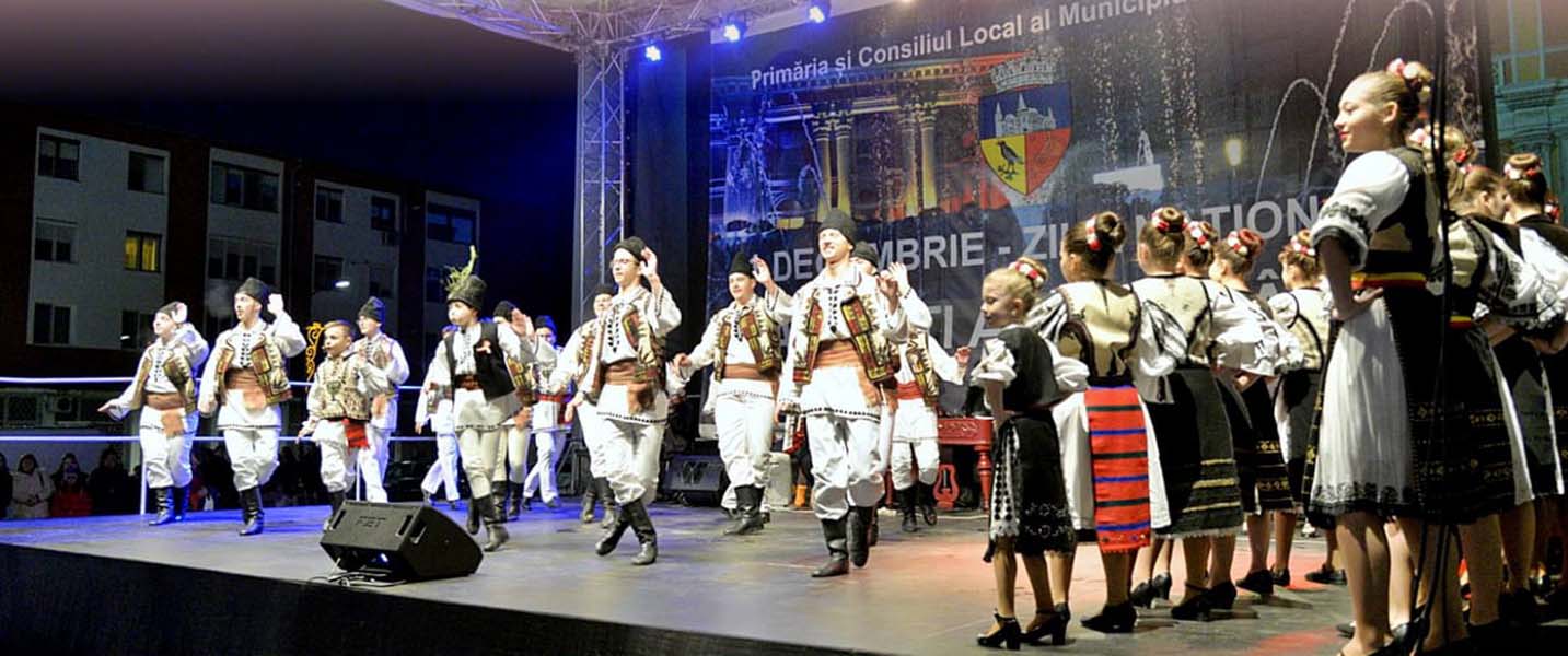 Read more about the article 1 Decembrie, la Hunedoara: porţi deschise la Castel şi Zoo şi spectacol folcloric în centrul oraşului