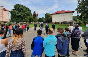 Read more about the article Polițiștii hunedoreni continuă activitățile de informare a elevilor privind prevenirea violenței în școli