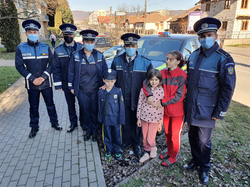 Read more about the article În săptămâna Naşterii Domnului, poliţiştii hunedoreni sunt alături de familiile aflate în dificultate