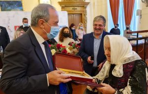 Read more about the article Cosana Vinca, deținătoare a titlului de ”Tezaur Uman Viu”, a devenit Cetățean de Onoare al Județului Hunedoara