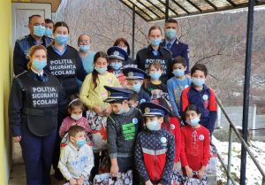 Read more about the article În pragul Naşterii Domnului, poliţiştii hunedoreni sunt alături de o elevii unei unităţi şcolare aflată într-o zonă defavorizată