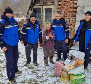 Read more about the article Oamenii nevoiași ajutați în prag de Crăciun de către jandarmii hunedoreni