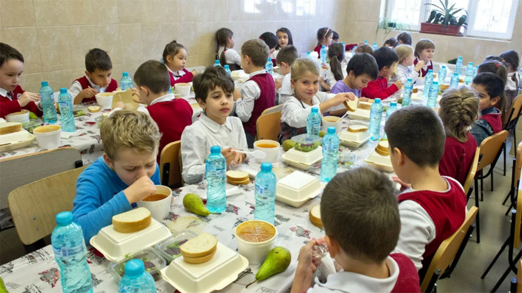 Read more about the article Programul „Masa caldă” în școli continuă și anul viitor