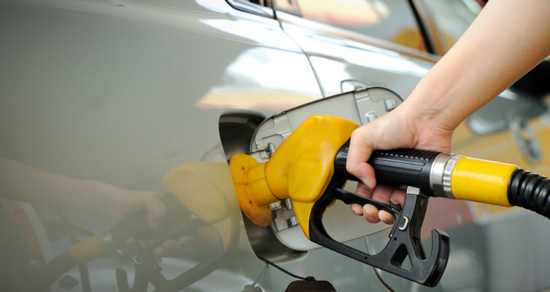 Read more about the article Preţul benzinei a scăzut în medie cu 58 de bani, faţă de iunie, iar al motorinei cu 56 de bani